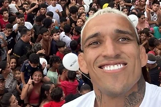 Какой же Оливейра красавчик – на бонус от UFC устроил вечеринку для детей