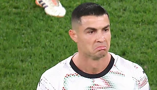 Прямая красная Роналду: ударил соперника локтем. Психанул