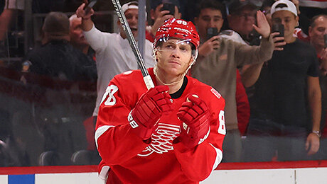 У Кэйна – 500 шайб в регулярках! Помогает «Детройту» наконец выйти в плей-офф