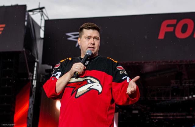 Ведущий «Авангарда» 2 года летал на работу из Москвы в Омск. Мы с ним поговорили