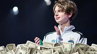 💸Kyousuke сорит деньгами: ₽150 тысяч выкинул в толпу, 80 – проиграл в камень-ножницы