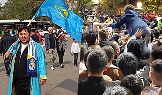 Здесь толпа передавала детей над головами. Я сходил на «Реал» в Казахстане