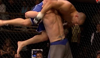 Пугающий обоюдный нокаут: боец UFC швырнул соперника, но сам ударился головой и вырубился