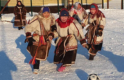 В селе на Ямале играют в футбол в национальной одежде – ягушках и малицах. Рассказ о смелом и красивом проекте