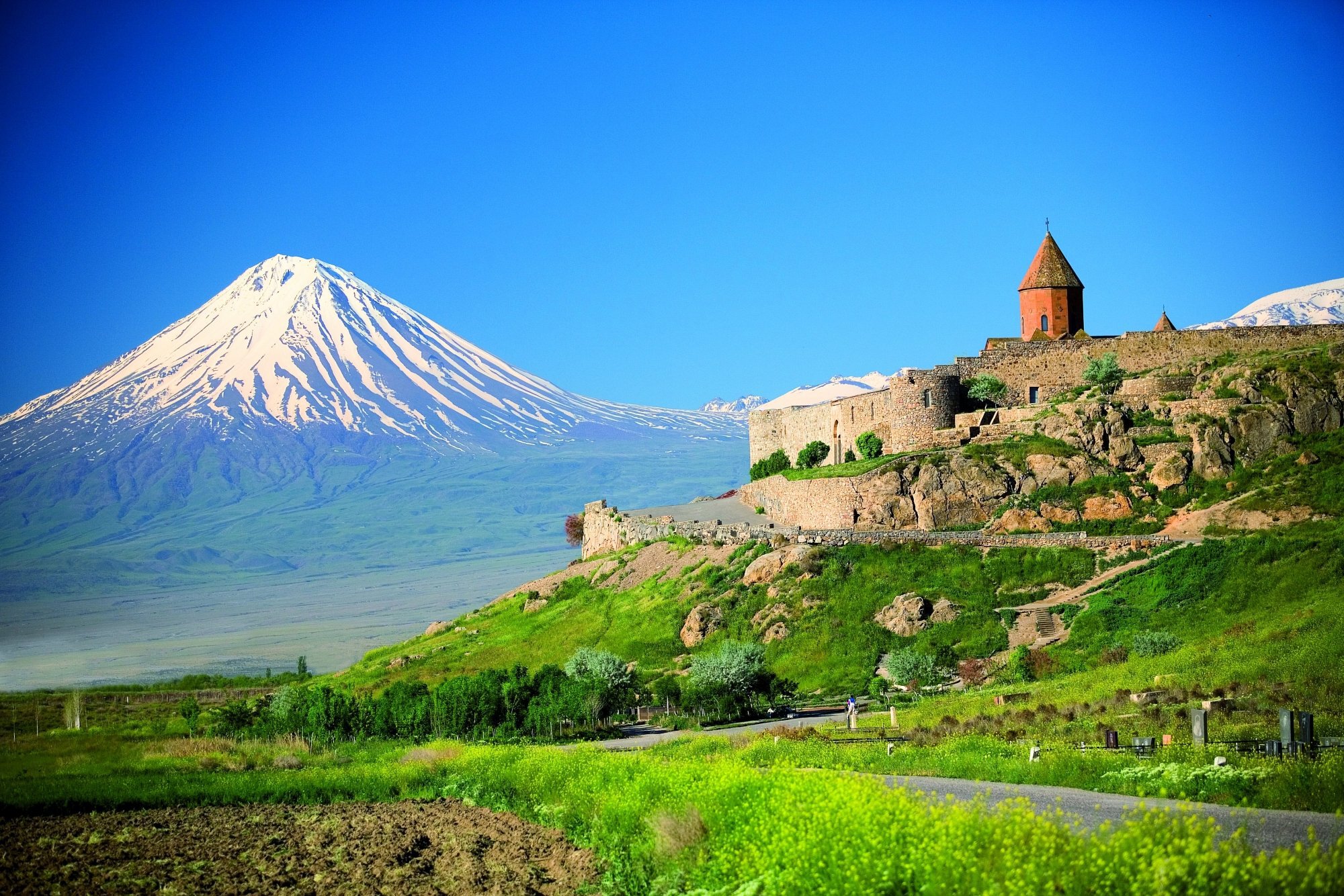Правила въезда в Армению для россиян в 2024 году: нужна ли виза и загранпаспорт