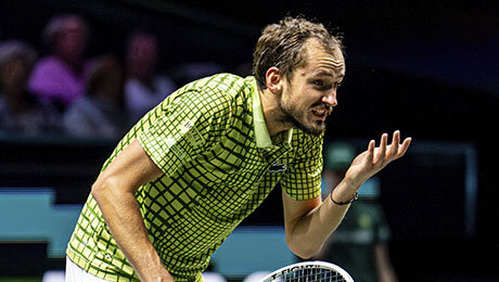 Трэш-Медведев вернулся: в Роттердаме обругал мячи, разбил ракетку, опять описал минет