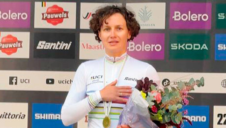 «Жалко, нашего гимна не будет. Но я спою». Шоу российской гонщицы на ЧМ