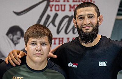 Чимаеву в углу помогали сыновья Кадырова. Перед боем они вместе отбивались от фанатов