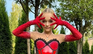Суета вокруг номера Костылевой: штаб Плющенко отрекся от дизайна платья, за дело взялась мама