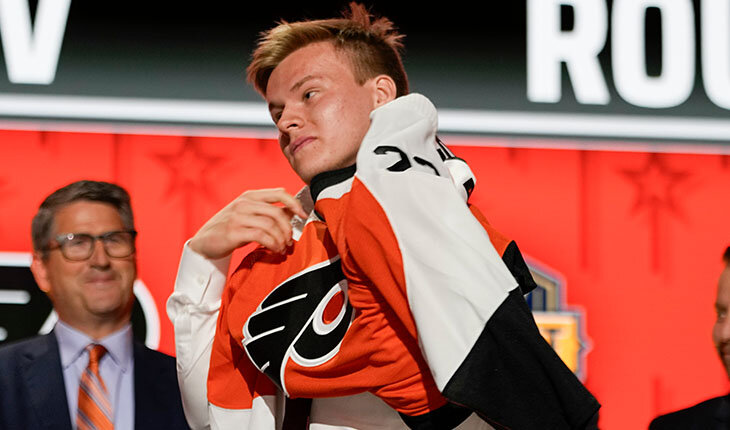 Мичков поцеловал эмблему «Филадельфии». Еще 3 года он – игрок СКА