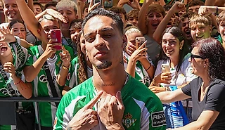 🐐 Безумный прием Антони в Севилье. Он даже расплакался