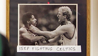 Берд и Доктор Джей душат друг друга: что стоит за легендарной фотографией