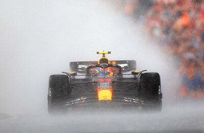 Что случилось на Гран-при Нидерландов: дождь врывался дважды, «Мерседесы» едва исправили провал в стратегии, «Феррари» унижали аутсайдеры