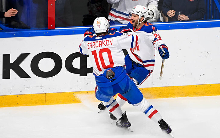 Бардаков в футбольном стиле перехватил шайбу без клюшки – так организовал важный гол СКА 