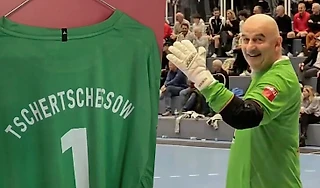 Черчесов сэйвит даже в 62. В отпуске выиграл турнир в Австрии