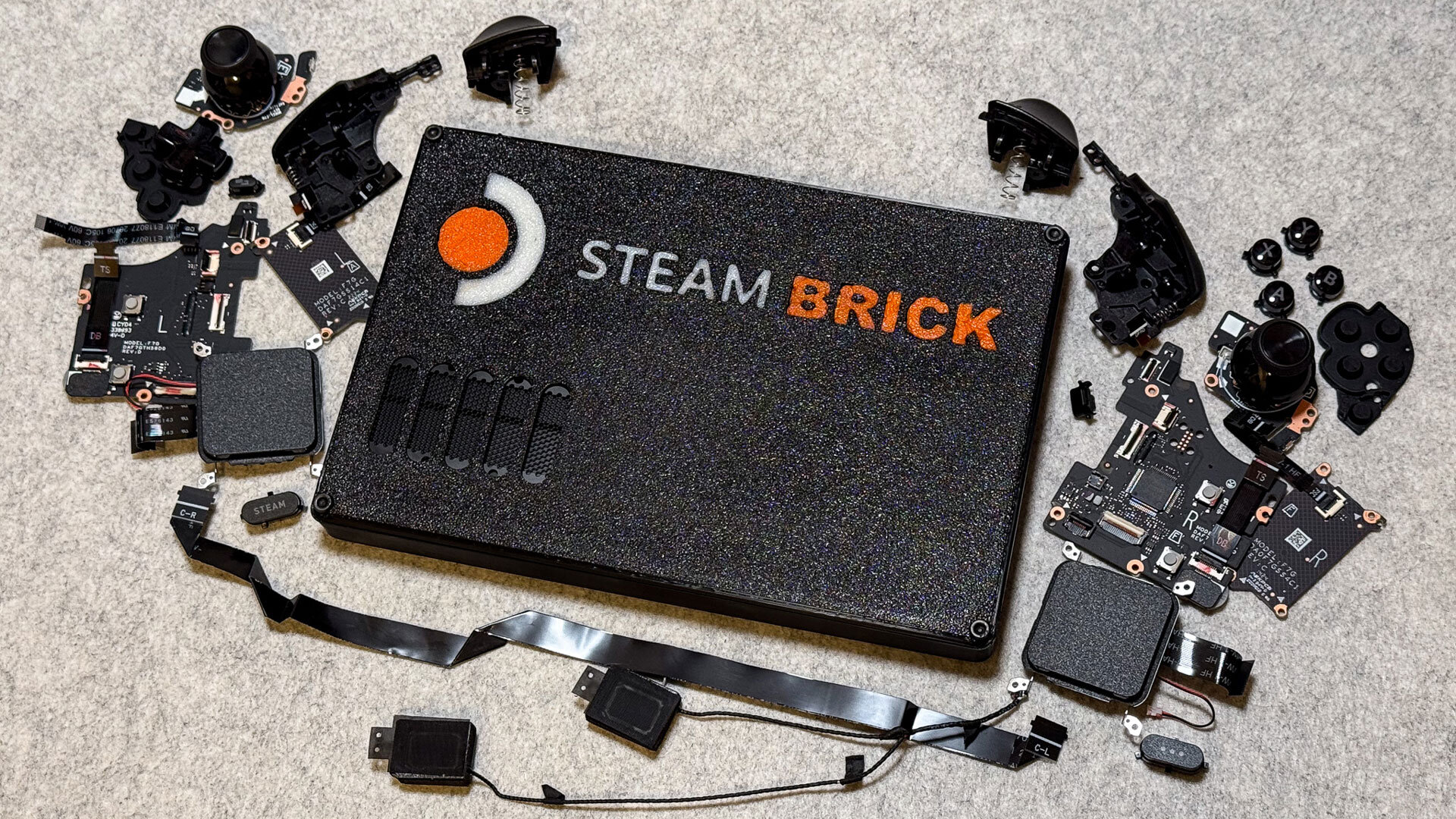 Моддер создал Steam Brick – упрощенный Steam Deck с одной кнопкой питания и USB-разъемом