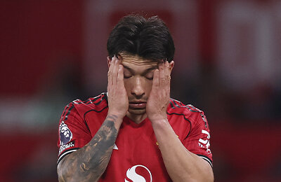 «МЮ» впервые при Кэррике проиграл дома. Лисандро на красную потащил Калверта-Льюина за волосы