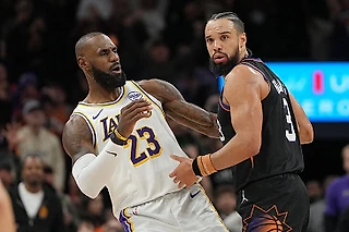 Бешеный Леброн рамсил с Бруксом всю игру. Спровоцировал удаление и спас безвольных «Лейкерс»