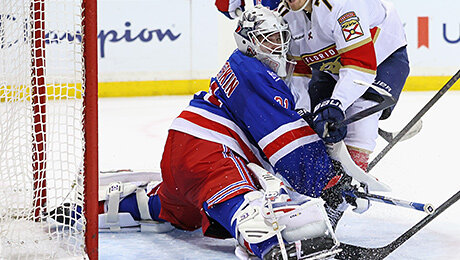 Шестеркин обидным ляпом сорвал сухарь в матче с чемпионом. Но только он тащит «Рейнджерс»
