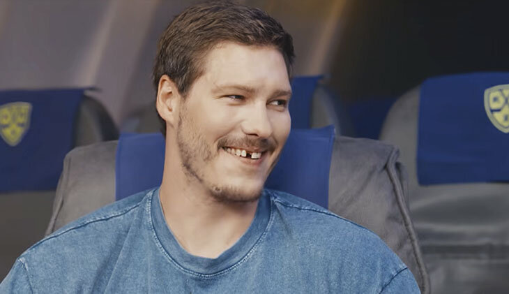 Фотография поста в ленте «Один раз зуб выбили, я вставил обратно и он прижился». Дмитрий Яшкин – в шоу «Хоккейный борт»