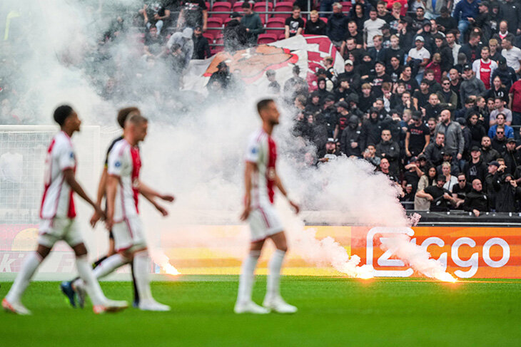 «Аякс» на дне: фанаты файерами сорвали класико при 0:3, 14-е место, уволен спортивный директор с закупкой на 100+ млн