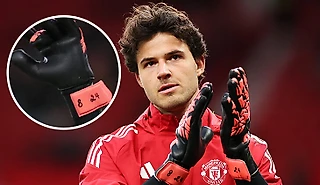 8 и 24 на перчатках вратаря «МЮ» – что это значит? 👀