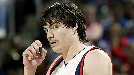 Его запомнили как одного из самых нелепых игроков НБА. Вот только Кобе ставил его в пример, а Джордан видел в нем звезду