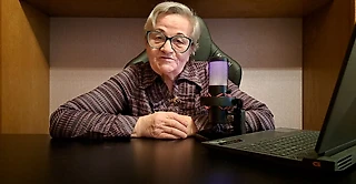На Твиче стримит 76-летняя бабушка Ольга. Кто она такая?