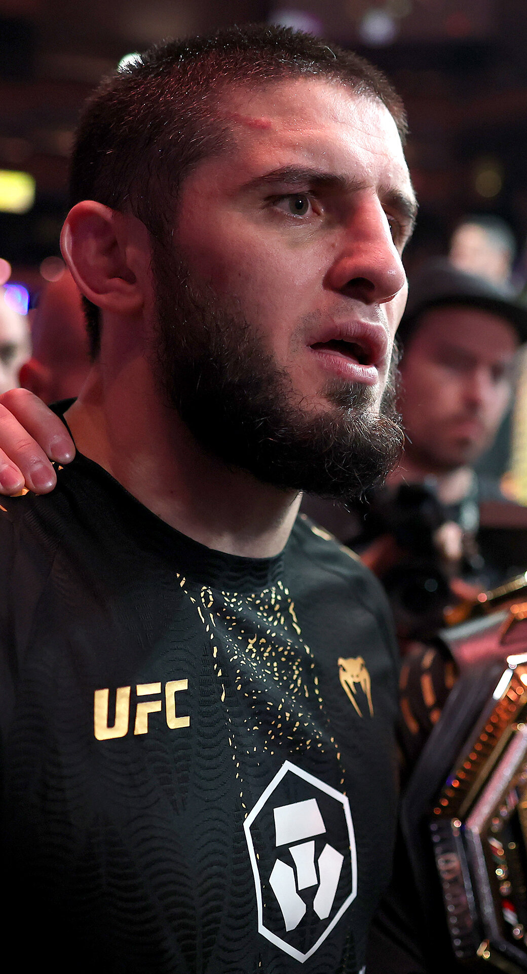 Хабиб отобрал пояса у Уайта, а Хасбик вышел в октагон с шопером – веселье после триумфа Махачева