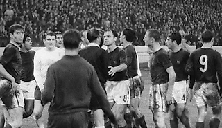 Первая встреча «Челси» и «Барсы». В Лондоне заливали поле, чтобы сломать стиль каталонцев