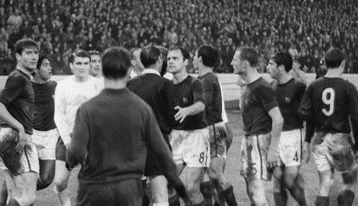 Первая встреча «Челси» и «Барсы». В Лондоне заливали поле, чтобы сломать стиль каталонцев