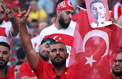 Фанатов Турции из-за «волчьего жеста» хватала полиция в Берлине. На стадионе все равно продолжили
