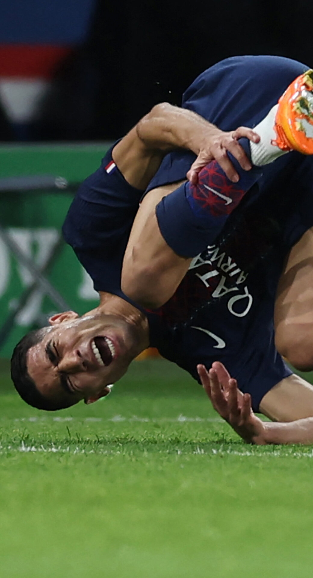 Жуткая травма и слезы Хакими: Диас прыгнул сзади двумя ногами. Зажевал как тисками