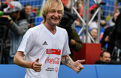 Скрытая страсть Плющенко – футбол. Дружит с Дель Пьеро, болел за «Зенит» и ссорился с Кержаковым