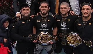 Хабиб отобрал пояса у Уайта, а Хасбик вышел в октагон с шопером – веселье после триумфа Махачева