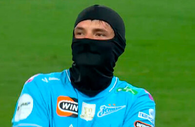 Мостовой в маске грабителя после гола. Высмеял попытку своего же похищения!