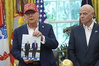 Неловкость дня: это лицо Инфантино, когда Трамп тряс перед ним фотографией с Путиным