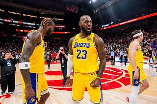 Две дикие концовки в НБА: пас-жертва Леброна и блок-шот нового босса «Сиксерс»