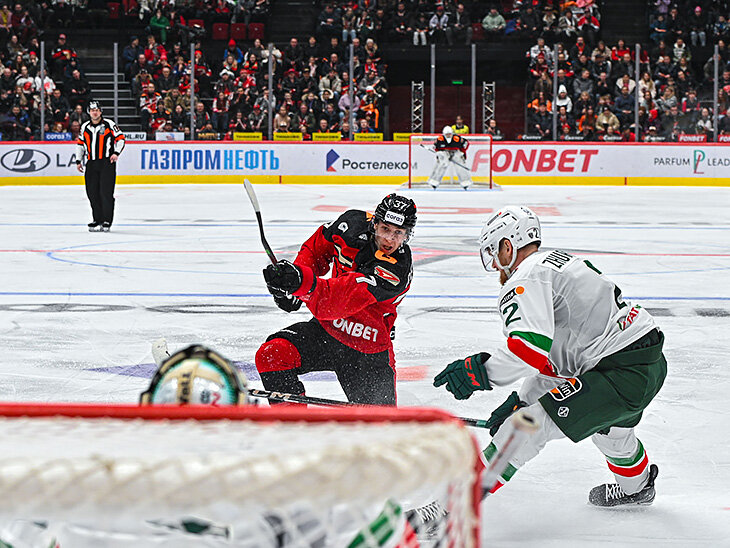 Талант из «Авангарда» вытащил игру против «Ак Барса» – в 20 лет он выходит вместе с лидерами