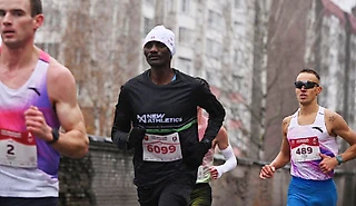 «Не надо бояться России». Интервью кенийца, который вышел на полумарафон в Гатчине