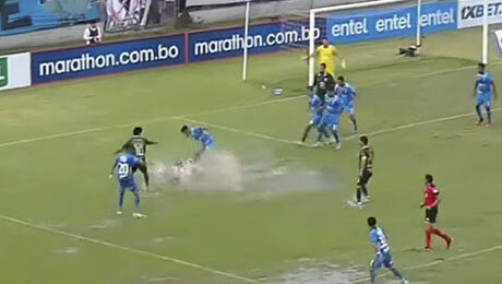 Безумие в Боливии: 7 красных в одном матче! Игроки дрались, рубили друг друга в подкатах и катались в луже