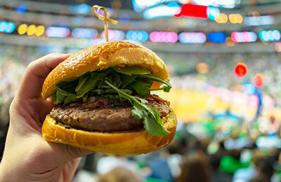 Мясо аллигатора, бычьи яйца и «Дирк-бургер» – какую еду предлагают зрителям на стадионах НБА?