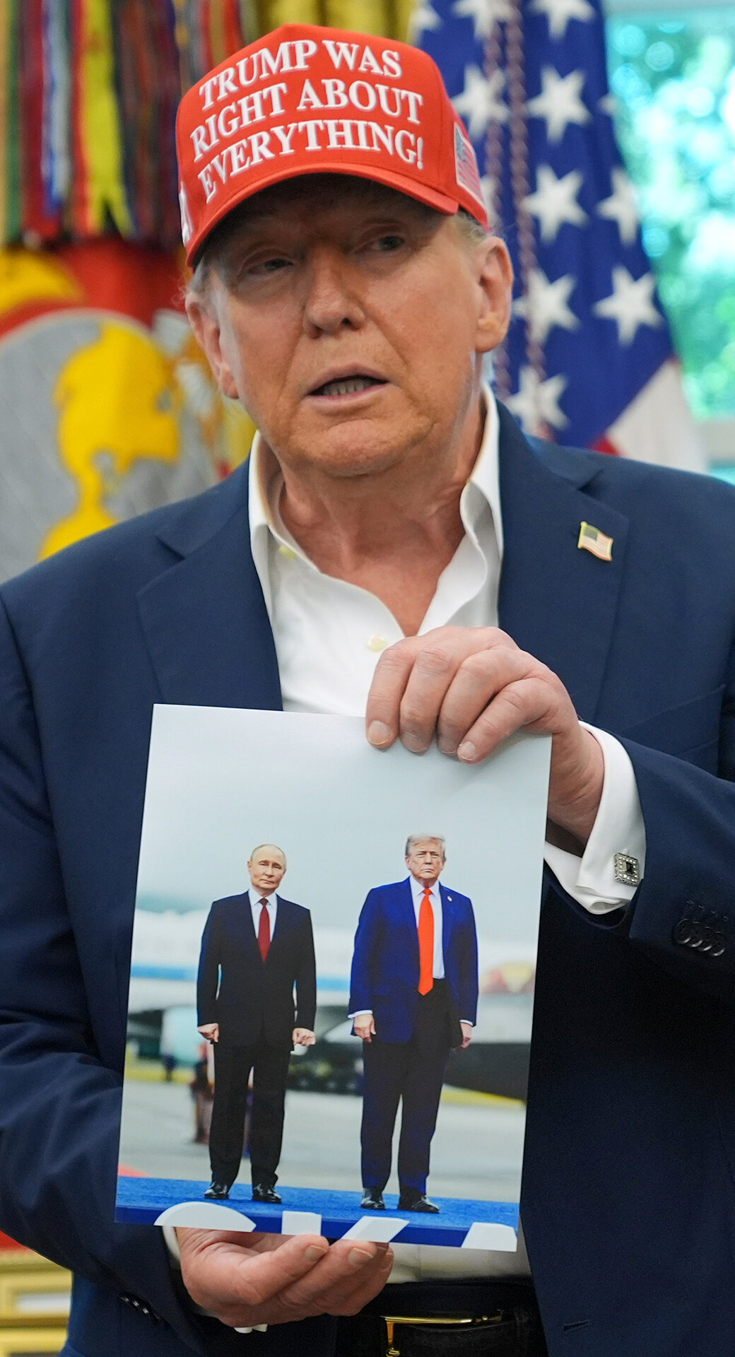Неловкость дня: это лицо Инфантино, когда Трамп тряс перед ним фотографией с Путиным