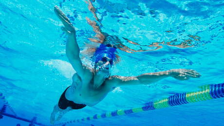 Можно ли в бассейне стоять у бортика? А занимать всю дорожку по ширине?