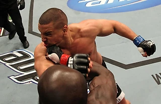 Самый неожиданный нокаут в UFC: боец почти отключился, но поднялся и вырубил соперника