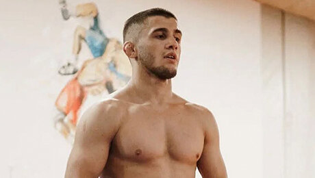 «Ему предъявили, что это не он». Нашего борца 7 часов держали в полиции, а потом вывезли с ЧМ