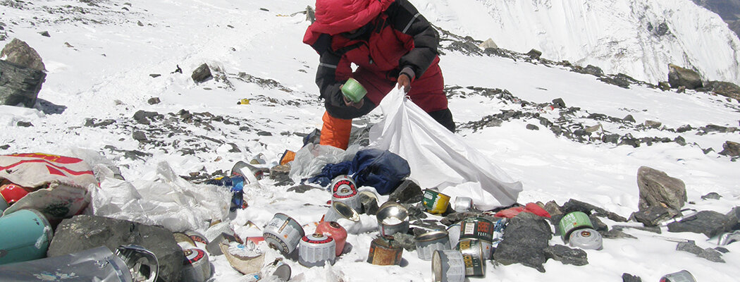 «Наша гора начинает вонять». Туристы завалили Эверест мусором и фекалиями