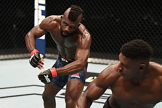 Похоронный нокаут от претендента на пояс UFC – cоперник заморозился после удара с разворота в прыжке