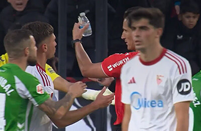 Из-за пластиковых бутылок на 10 минут прервали дерби Севильи. Судью не отговорили даже пострадавшие