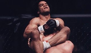 Бруталити из UFC: боец-легенда попался на удушающий, но поднял соперника и вырубил броском об канвас